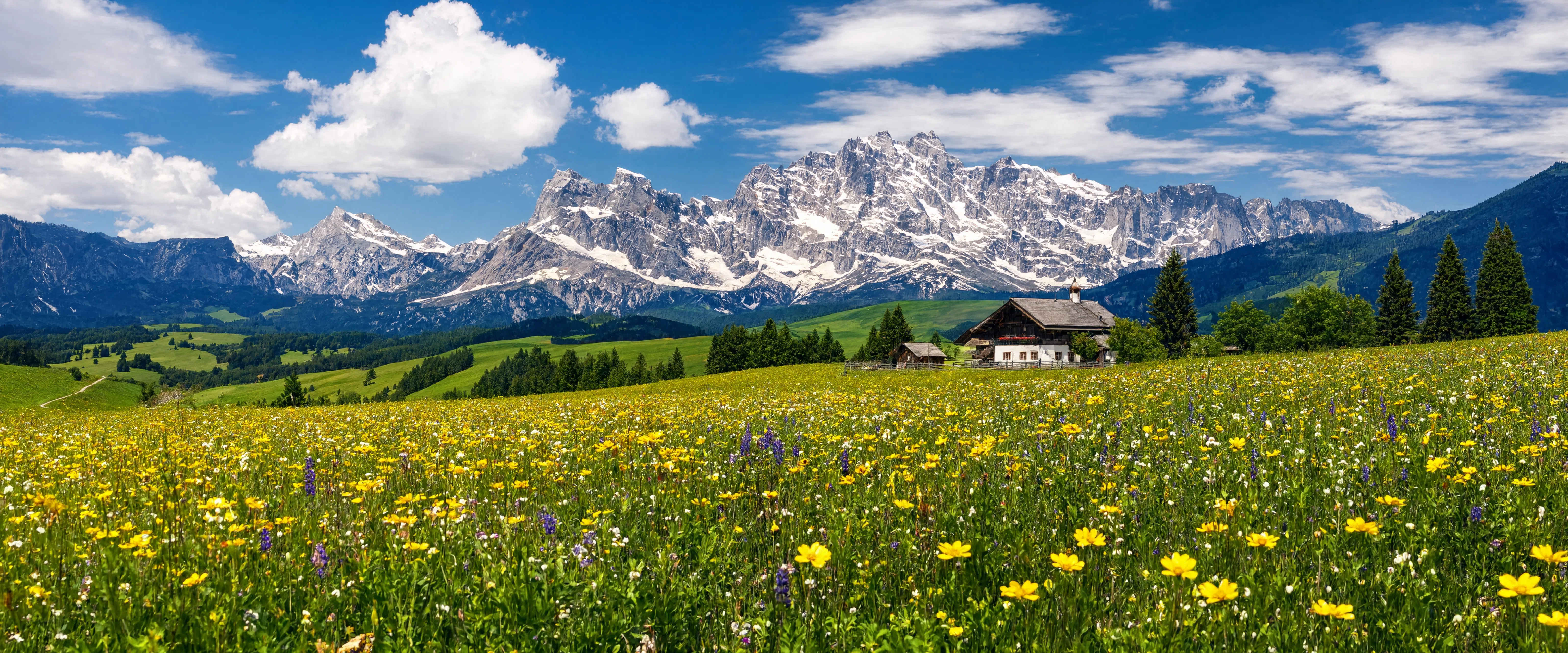 Panoramablick auf die bayerischen Alpen — smaragdgrüne Seen und Bergsilhouetten